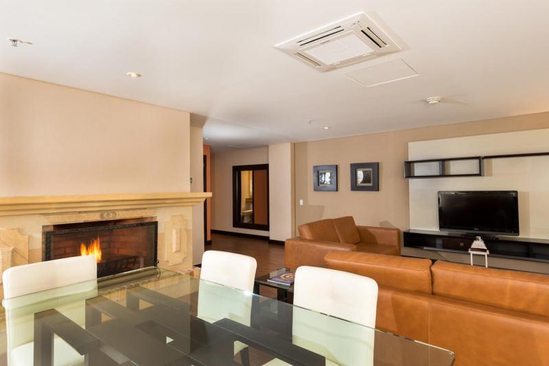 Casa Dann Carlton Hotel & Spa Bogotá Quarto foto A living room with a fireplace